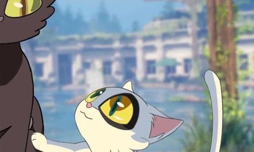 Dos gatos daijin y el gato negro daigin mirandolo fijamente